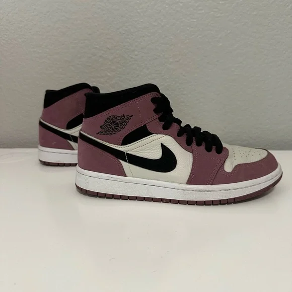 Jordan 1 in Mauve and Black - Picture 3 of 6
